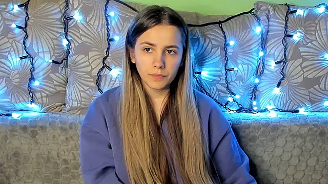 Snapshot of MaggieCake chatting on December 15, 2024, 3:45 am MaggieCake online show from December 15, 2024, 3:45 am
