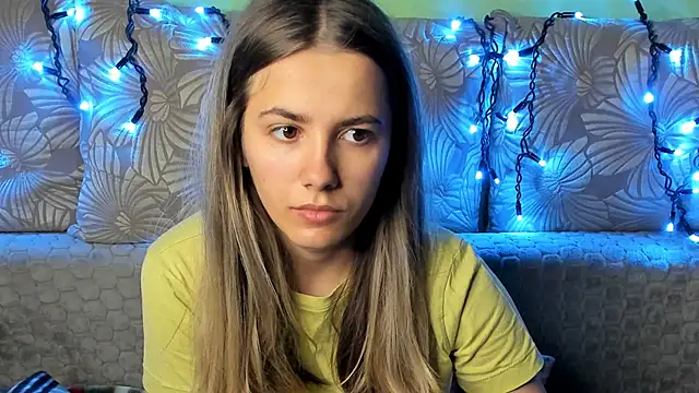 MaggieCake online show from November 3, 2025, 3:52 am