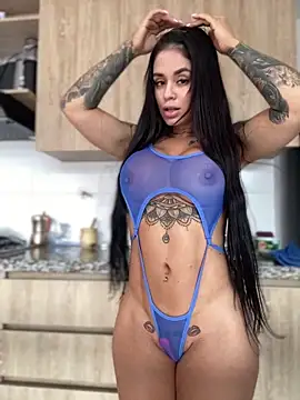 LaraHenao online show from November 12, 2025, 1:33 pm