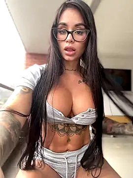 LaraHenao online show from November 15, 2025, 4:25 pm