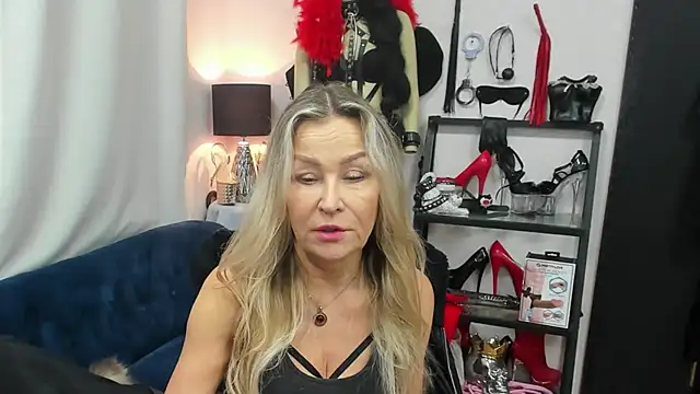 crystaLUX online show from November 17, 2025, 6:19 am