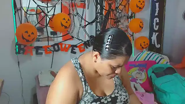 Snapshot of Selenna01 chatting on October 27, 2025, 1:04 pm Selenna01 online show from October 27, 2025, 1:04 pm