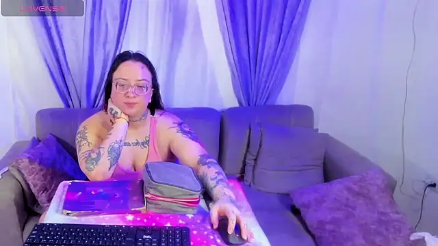 MiaYMolly online show from April 27, 2026, 11:36 pm