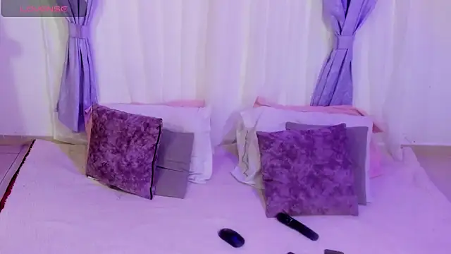 MiaYMolly online show from June 11, 2026, 12:43 am