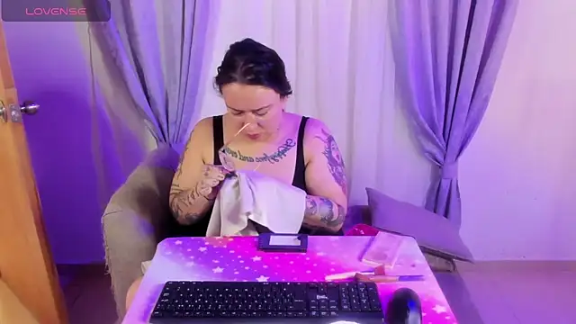 MiaYMolly online show from June 14, 2026, 6:21 pm
