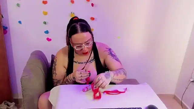 MiaYMolly online show from June 21, 2026, 9:06 pm