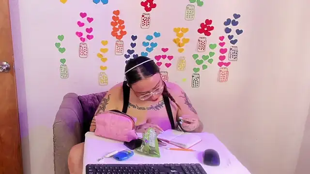 MiaYMolly online show from June 27, 2026, 6:46 pm