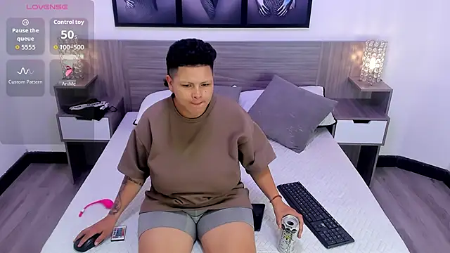 MiaYMolly online show from July 5, 2026, 3:34 am