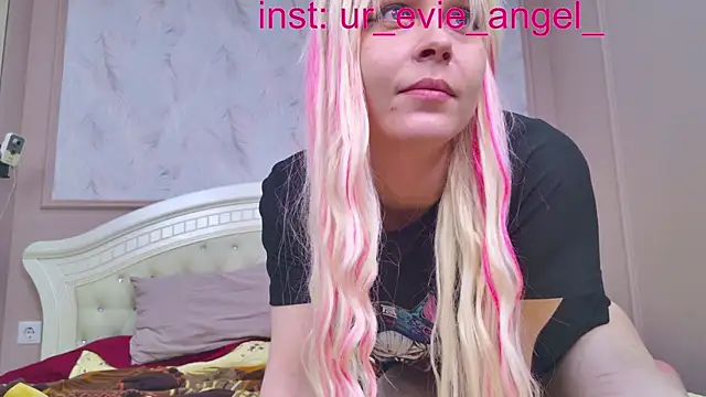 Snapshot of Evelyn_rabbit chatting on May 10, 2026, 2:44 pm Evelyn rabbit online show from May 10, 2026, 2:44 pm