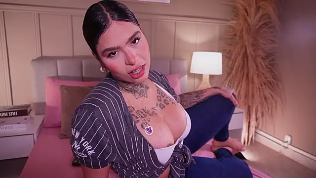 Snapshot of curvyliciousss chatting on March 1, 2026, 5:15 pm curvyliciousss online show from March 1, 2026, 5:15 pm