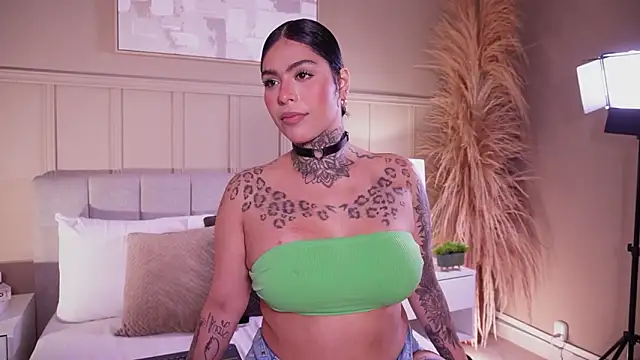 Snapshot of curvyliciousss chatting on March 8, 2026, 5:17 pm curvyliciousss online show from March 8, 2026, 5:17 pm