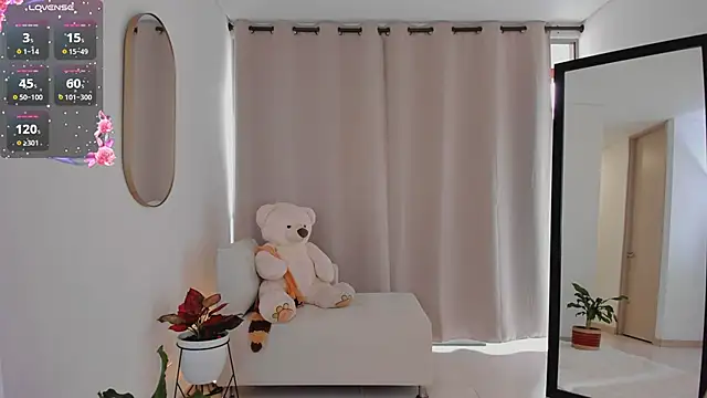 roxie gates  online show from September 19, 2025, 4:51 pm