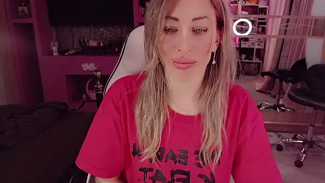 Snapshot of AnnieGOld_ chatting on March 1, 2026, 10:12 pm AnnieGOld online show from March 1, 2026, 10:12 pm