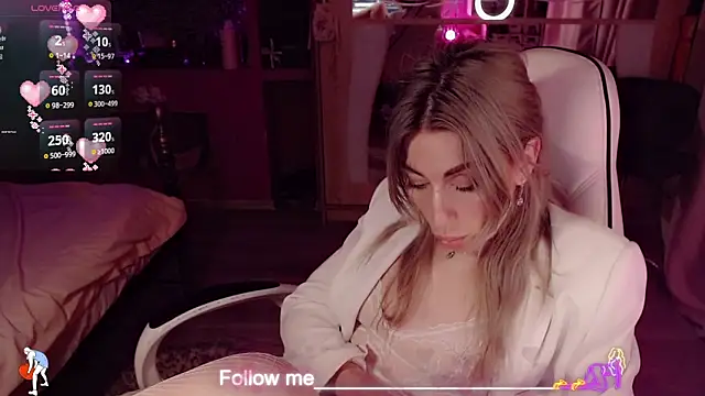 Snapshot of AnnieGOld_ chatting on March 16, 2026, 5:44 am AnnieGOld online show from March 16, 2026, 5:44 am