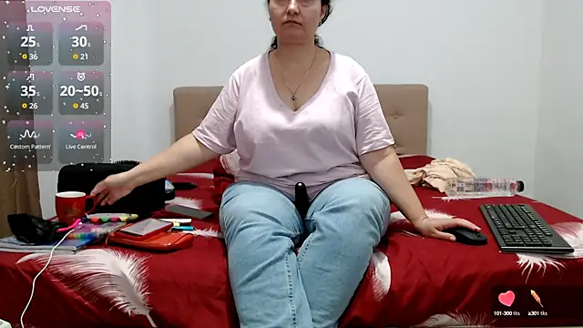 Snapshot of BBW_MILF_4U chatting on October 15, 2025, 6:35 am BBW MILF 4U online show from October 15, 2025, 6:35 am