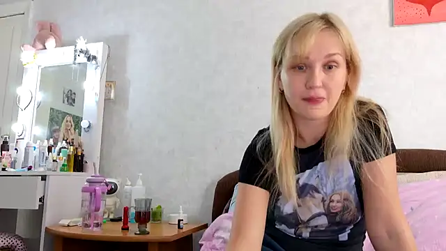 ModelEva online show from October 7, 2025, 9:06 am