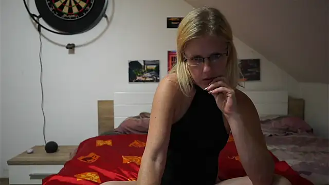 Snapshot of Moistdevil chatting on October 7, 2025, 5:10 pm Moistdevil online show from October 7, 2025, 5:10 pm