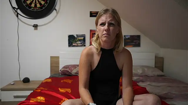 Snapshot of Moistdevil chatting on October 15, 2025, 2:50 pm Moistdevil online show from October 15, 2025, 2:50 pm