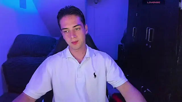 Snapshot of Alex_smith00 chatting on December 29, 2024, 11:08 pm Alex smith00 online show from December 29, 2024, 11:08 pm