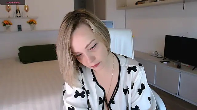 Tilly Eliot online show from September 24, 2025, 1:58 pm