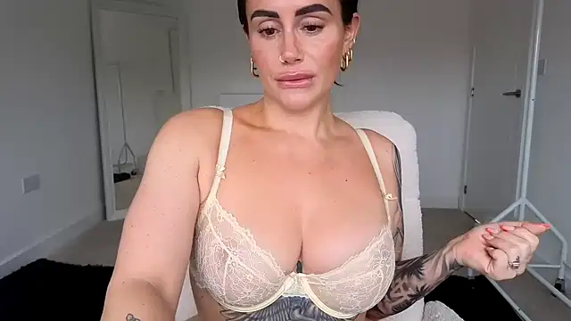 Snapshot of LibbyLoveHeartx chatting on July 13, 2026, 9:12 am LibbyLoveHeartx online show from July 13, 2026, 9:12 am