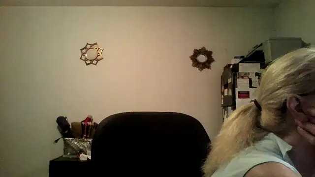 Snapshot of XTRAHORNYONE chatting on October 17, 2025, 7:27 pm XTRAHORNYONE online show from October 17, 2025, 7:27 pm