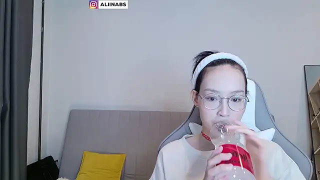 aliiiiiina online show from February 17, 2025, 1:04 am