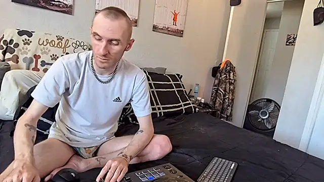 Snapshot of pyrowuff chatting on February 10, 2026, 9:52 pm pyrowuff online show from February 10, 2026, 9:52 pm