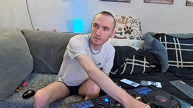 Snapshot of pyrowuff chatting on February 12, 2026, 7:47 am pyrowuff online show from February 12, 2026, 7:47 am