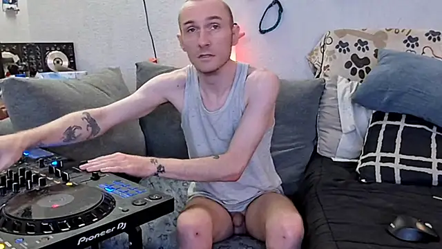 Snapshot of pyrowuff chatting on February 26, 2026, 9:52 am pyrowuff online show from February 26, 2026, 9:52 am