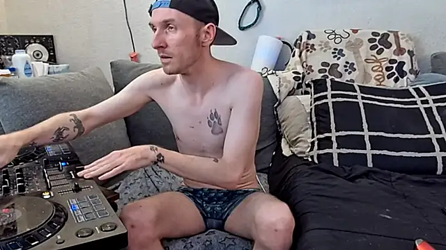 Snapshot of pyrowuff chatting on March 8, 2026, 5:17 pm pyrowuff online show from March 8, 2026, 5:17 pm