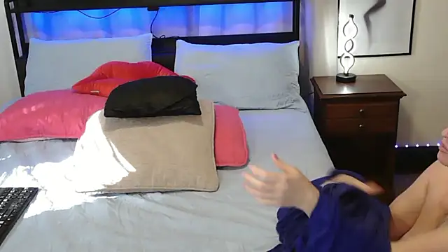 HollieBim online show from December 3, 2024, 6:17 pm