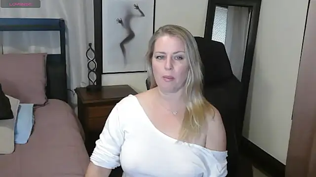 HollieBim online show from September 29, 2025, 1:38 pm