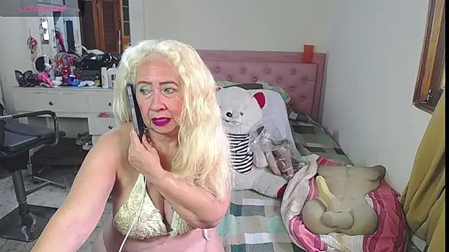 Snapshot of lucy_belle_bm chatting on June 5, 2026, 2:45 pm lucy belle bm online show from June 5, 2026, 2:45 pm