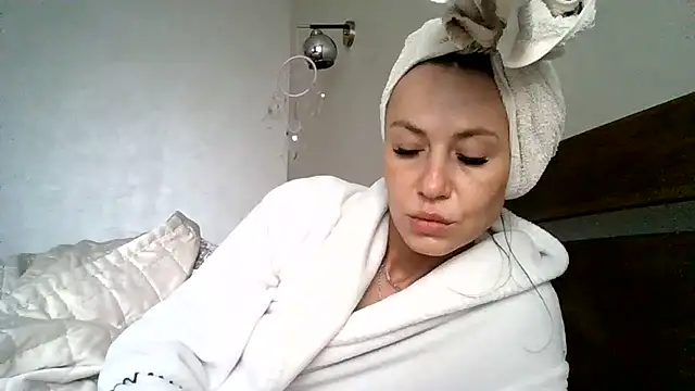 JulianaGold1 online show from March 18, 2026, 6:27 am