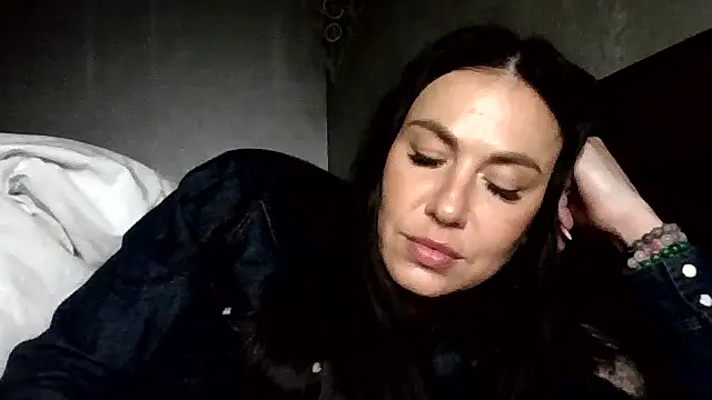JulianaGold1 online show from May 3, 2026, 6:25 pm