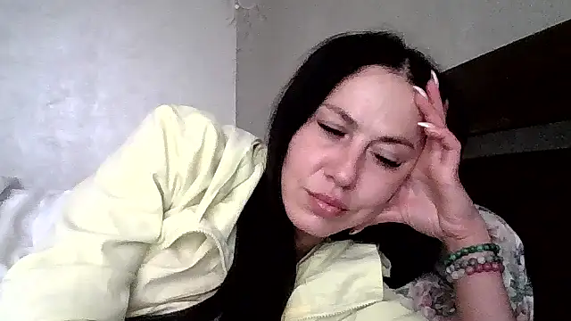 JulianaGold1 online show from May 13, 2026, 12:46 pm