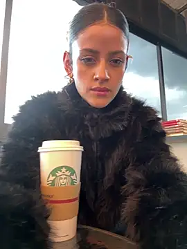 Snapshot of alana15 chatting on December 19, 2025, 9:44 pm alana15 online show from December 19, 2025, 9:44 pm