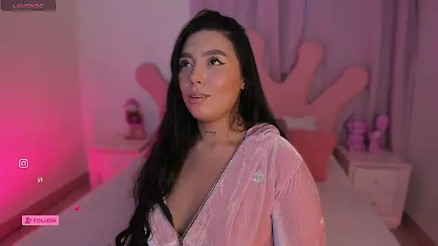 shantall vidales  online show from October 13, 2025, 4:01 am