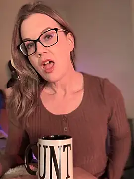 Snapshot of MaiseKnox chatting on October 14, 2025, 10:10 pm MaiseKnox online show from October 14, 2025, 10:10 pm