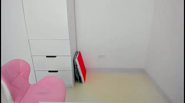 Snapshot of MiaStripDance chatting on December 16, 2024, 11:01 am MiaStripDance online show from December 16, 2024, 11:01 am