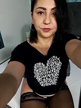 Snapshot of charrlote_love chatting on April 18, 2026, 3:27 pm charrlote love online show from April 18, 2026, 3:27 pm