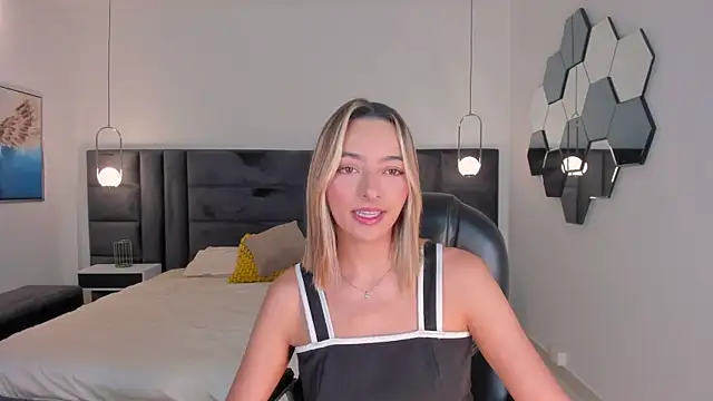Snapshot of MelissaMoore_ chatting on July 24, 2026, 10:13 am MelissaMoore online show from July 24, 2026, 10:13 am