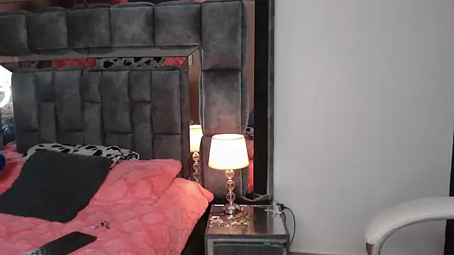 Christaly  online show from November 30, 2025, 5:44 am