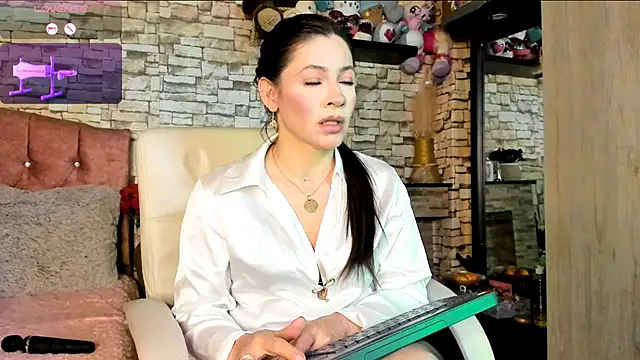 Carla expit online show from May 7, 2026, 12:49 am