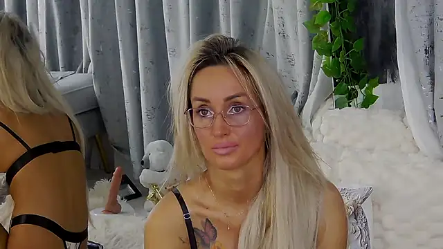 IsabelleEthan online show from December 14, 2025, 2:17 am