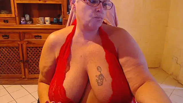 Snapshot of MISS_LINDAH chatting on October 1, 2025, 5:13 am MISS LINDAH online show from October 1, 2025, 5:13 am