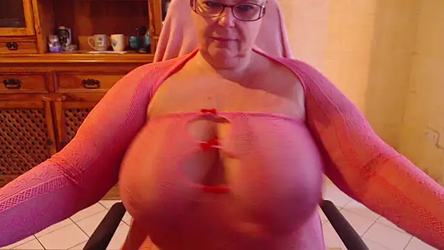 Snapshot of MISS_LINDAH chatting on October 21, 2025, 5:41 am MISS LINDAH online show from October 21, 2025, 5:41 am