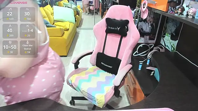 Softie Sofy online show from May 7, 2026, 3:34 am