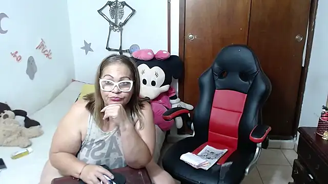 Snapshot of Britney-22 chatting on October 21, 2025, 12:00 am Britney-22 online show from October 21, 2025, 12:00 am